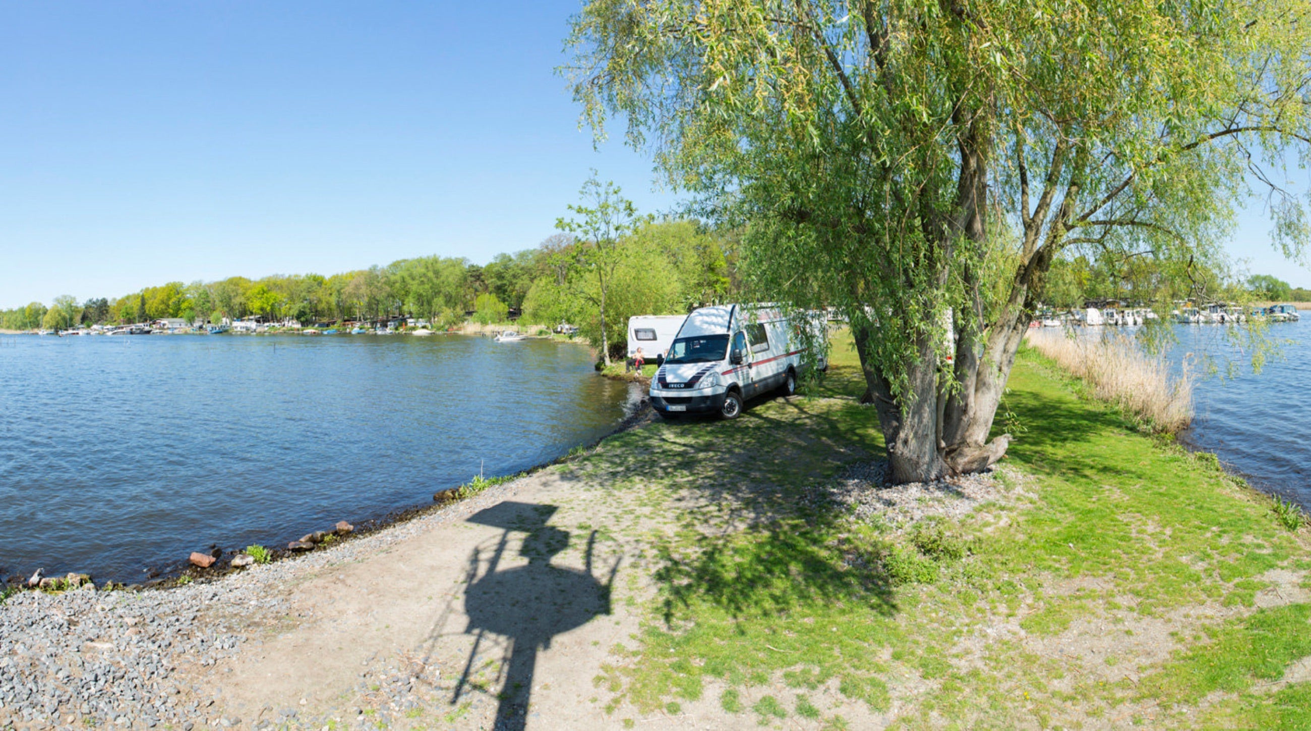 Wohnmobil am See unter Weide am Campingplatz Himmelreich